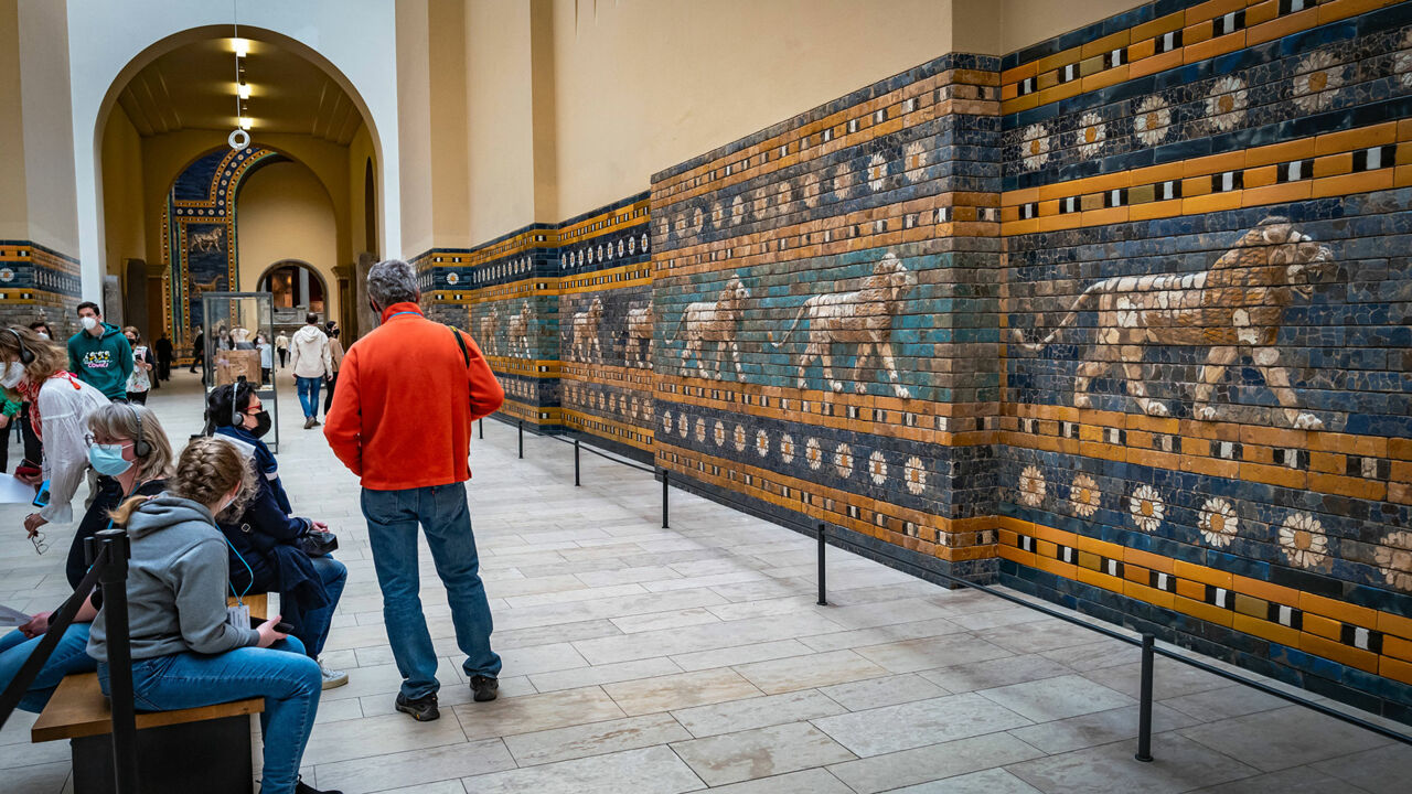 Besucher:innen im Pergamonmuseum Berlin