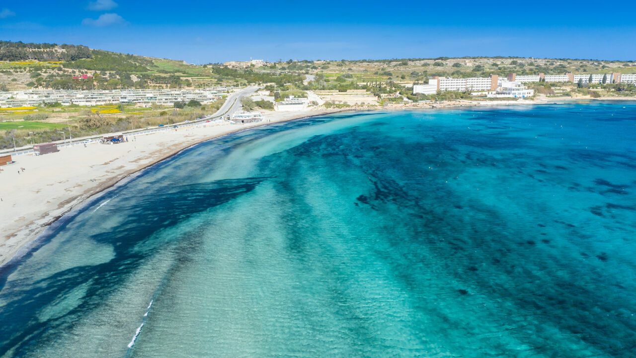 Türkisfarbenes Wasser am Strand der Mellieha Bay von Malta
