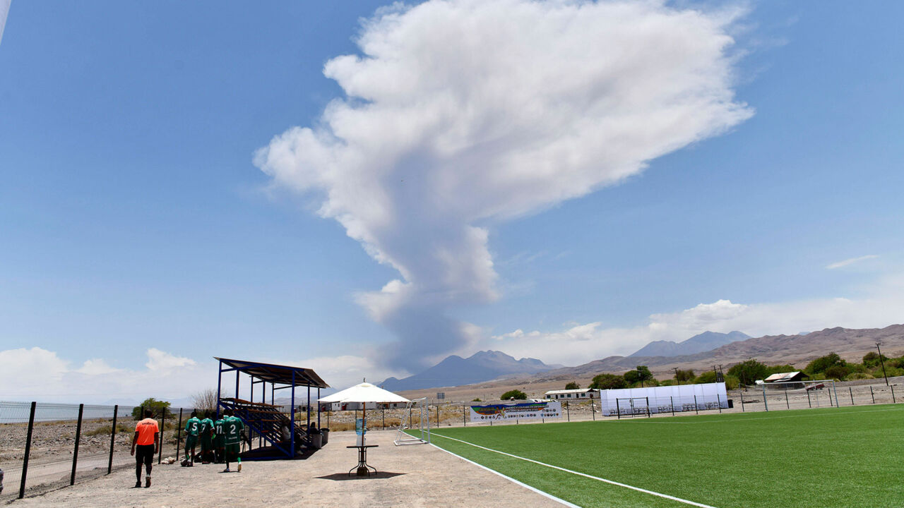 Dorf Peine in Chile, Rauchwolken des Láscar beim Ausbruch 2022