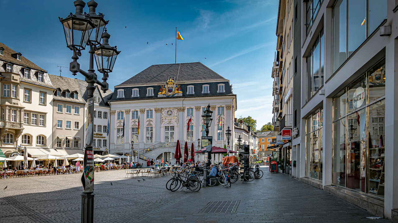 Marktplatz, Blick aufs Alte Rathaus in Bonn