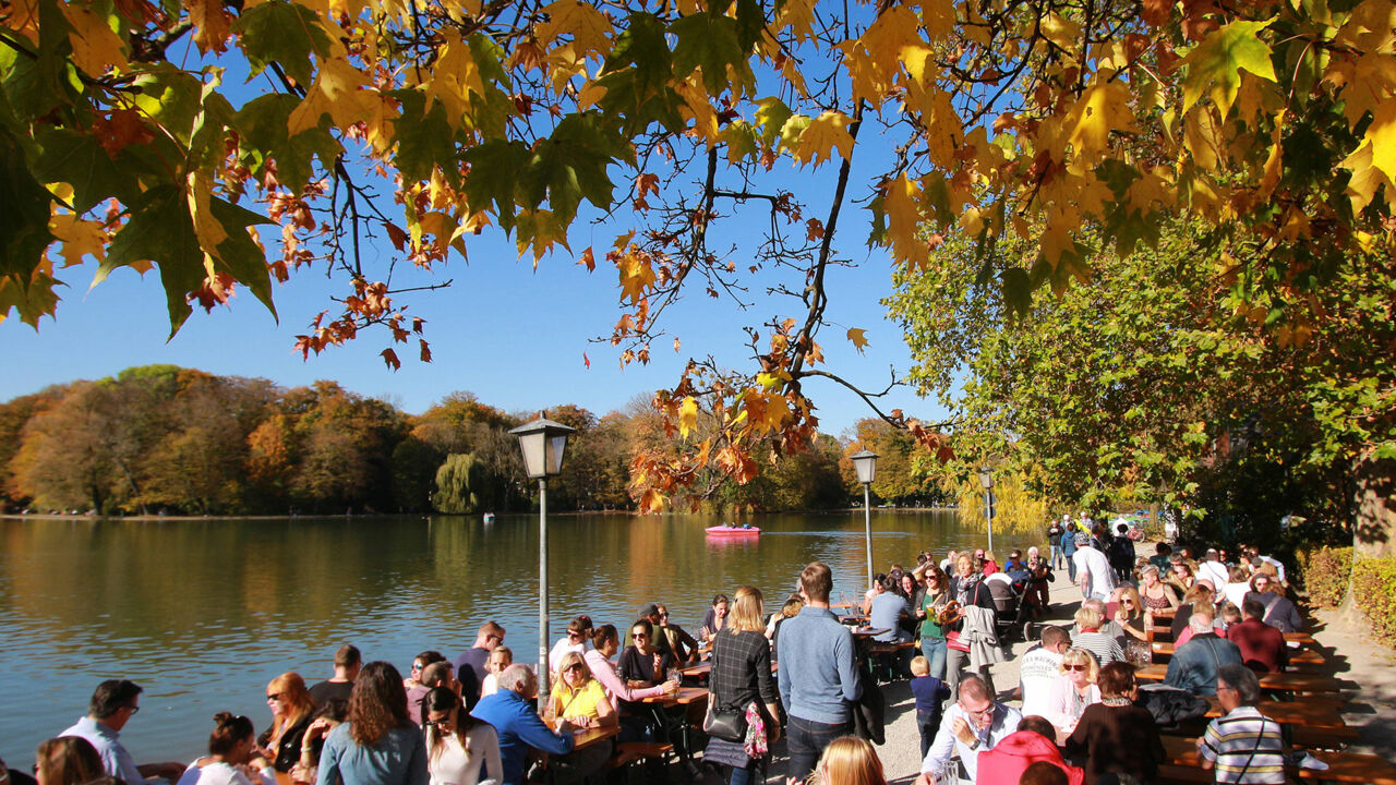 Münchner:innen treffen sich im Biergarten vom Seehaus