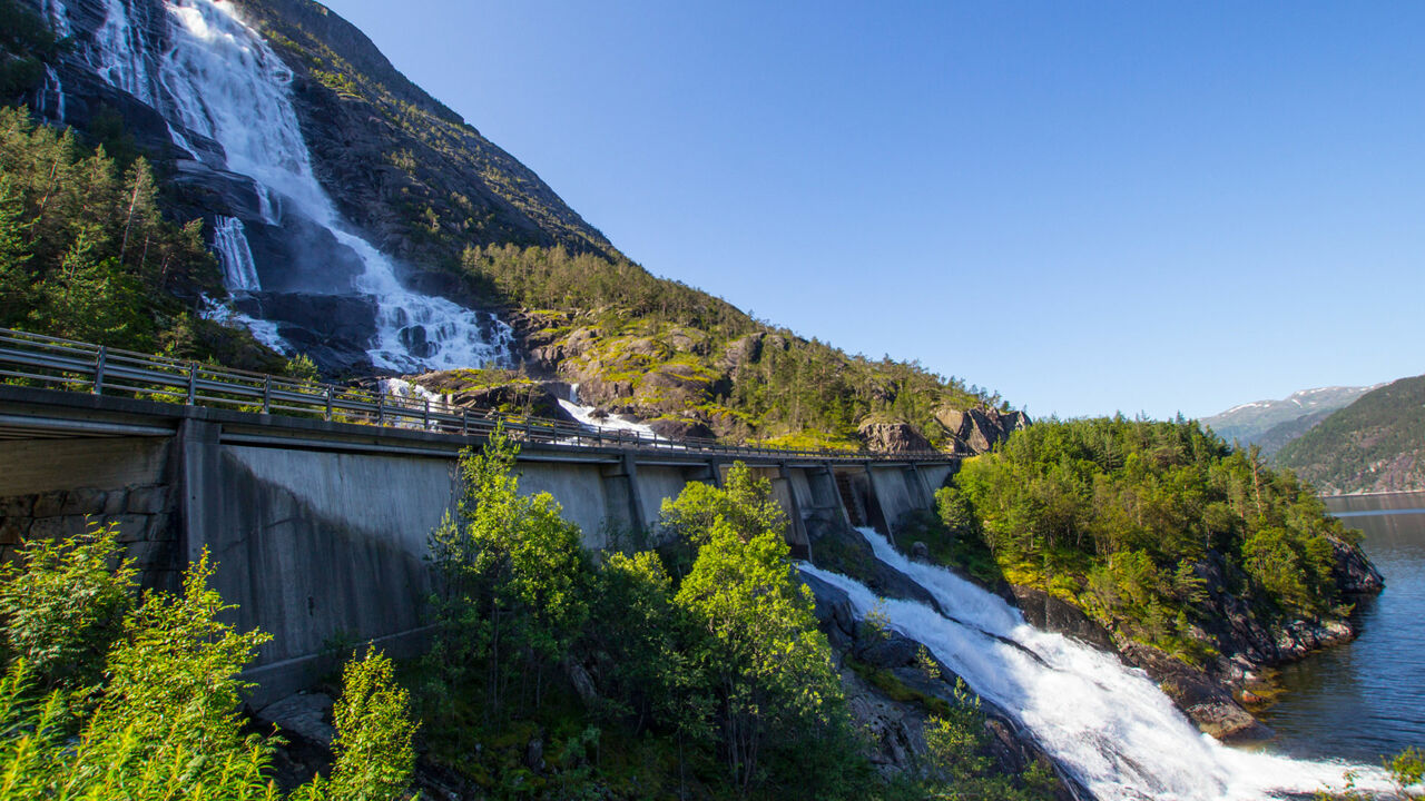 Langfossen, Wasserfall an der Europastraße E134, Norwegen