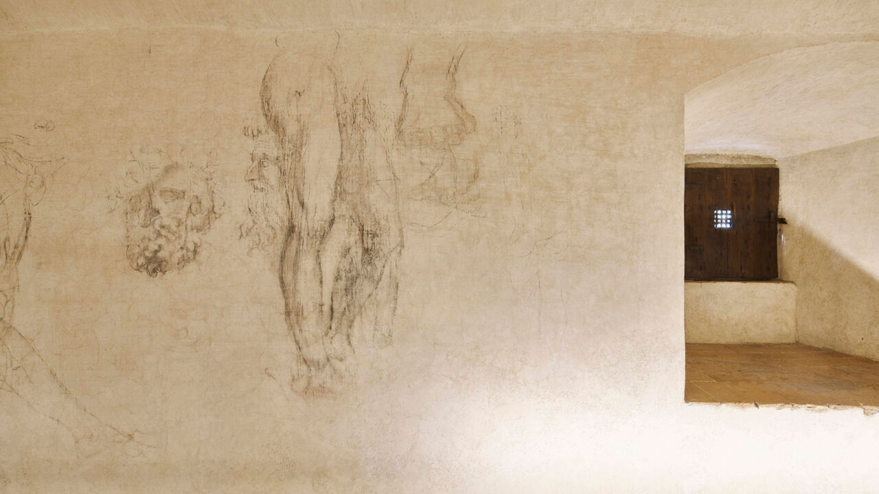 Kohleskizzen an der Wand des Michelangelo-Zimmers