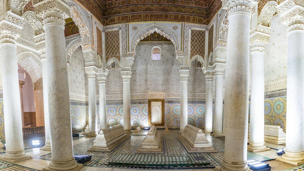 Weiß verziertes Mausoleum der Saadier-Gräber