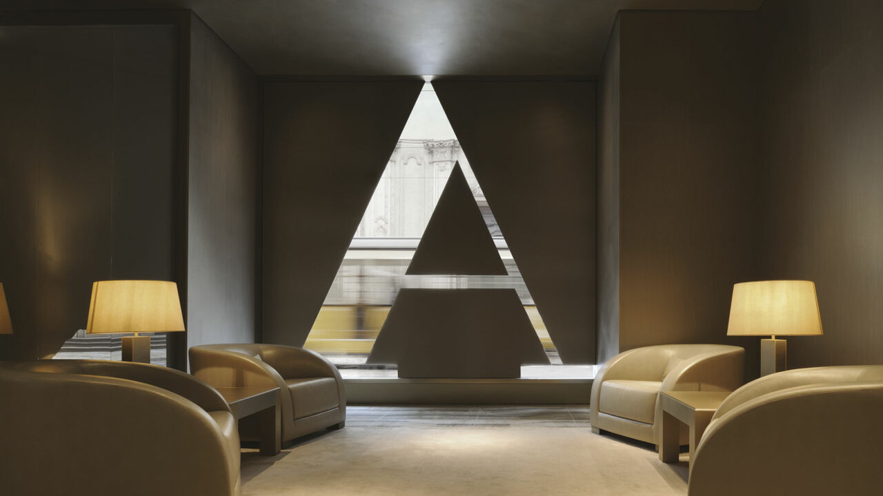 Ein großes „A“ prangt an der Fassade des „Armani Hotel“ in Mailand