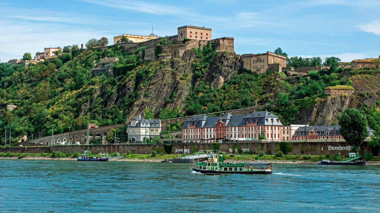 Festung Ehrenbreitstein am Rheinufer