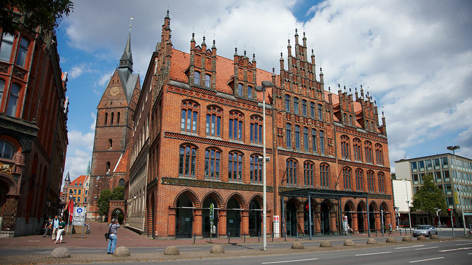 Blick auf die Rote Fassade des Alten Rathauses von Hannover