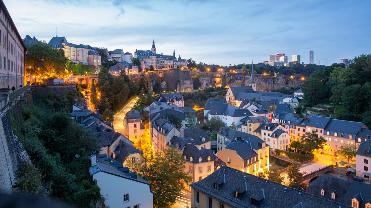 Blick auf Grund und die Altstadt zur Dämmerung, Luxemburg Stadt 