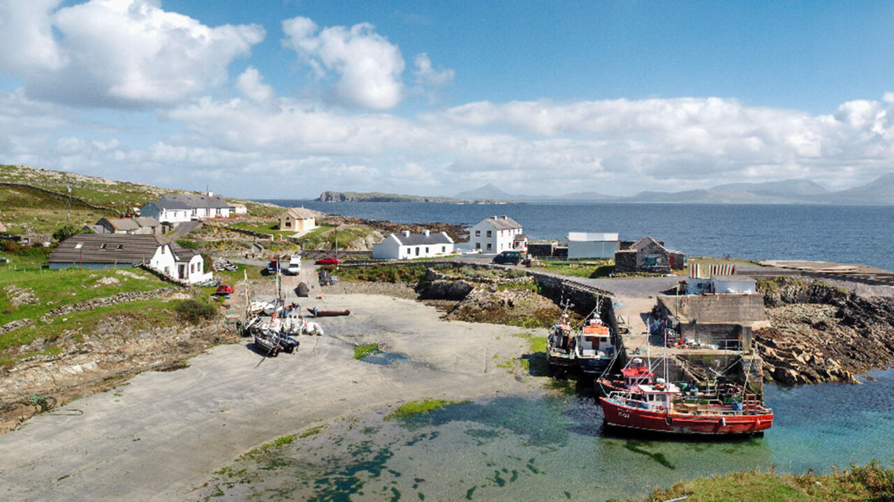 Malerischer Hafen auf der irischen Insel Inishbofin