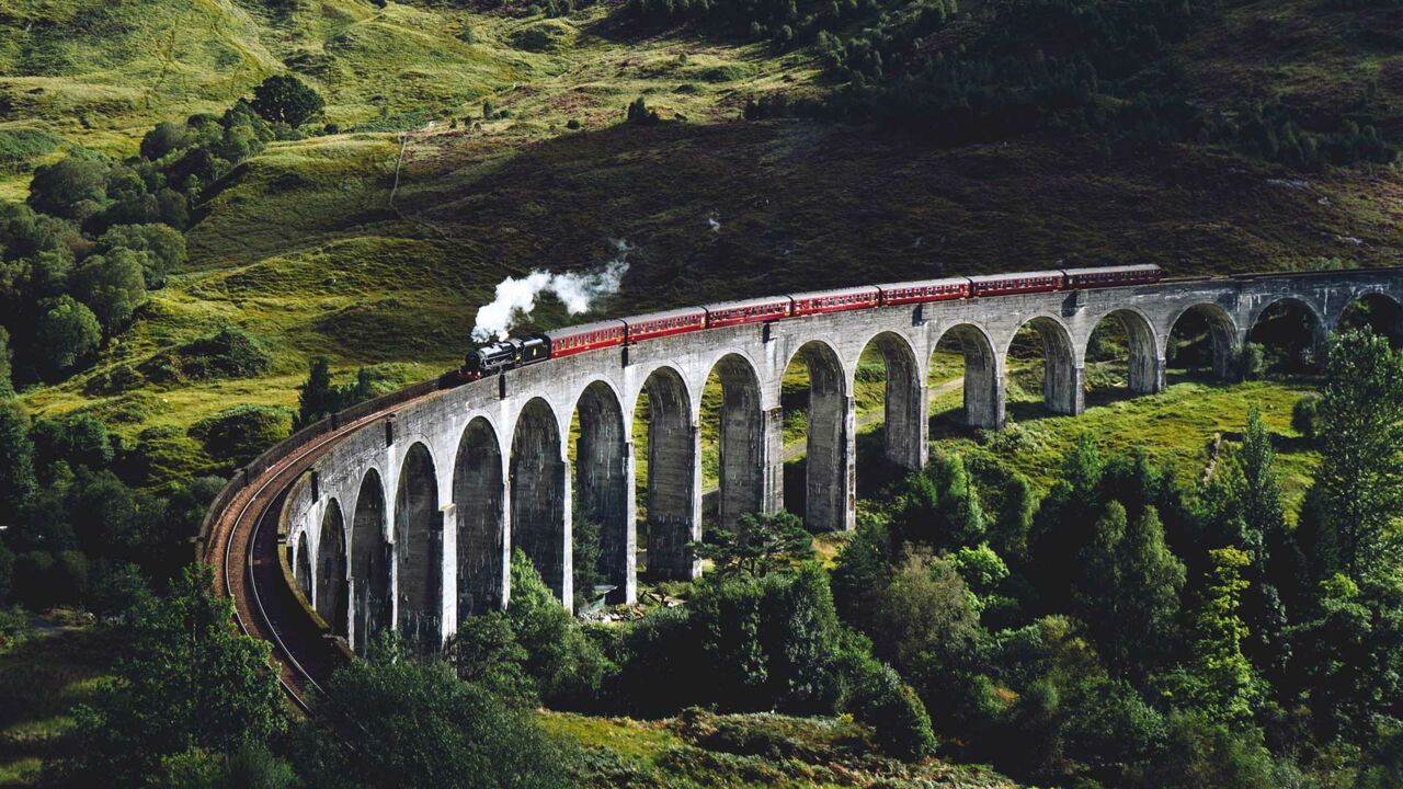 Glenfinnan Viadukt in Schottland im Jacobite Steam Train