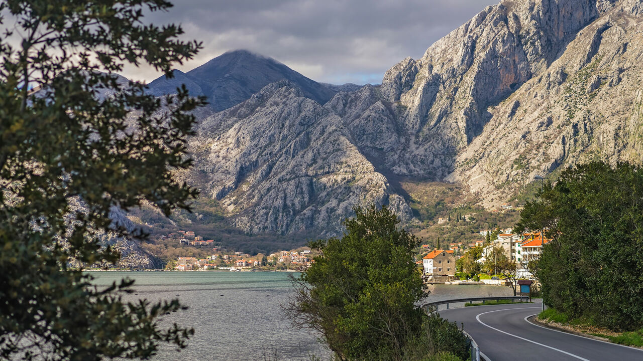 Küste von Kotor in Montenegro mit Blick auf Gipfelkette, Balkan 