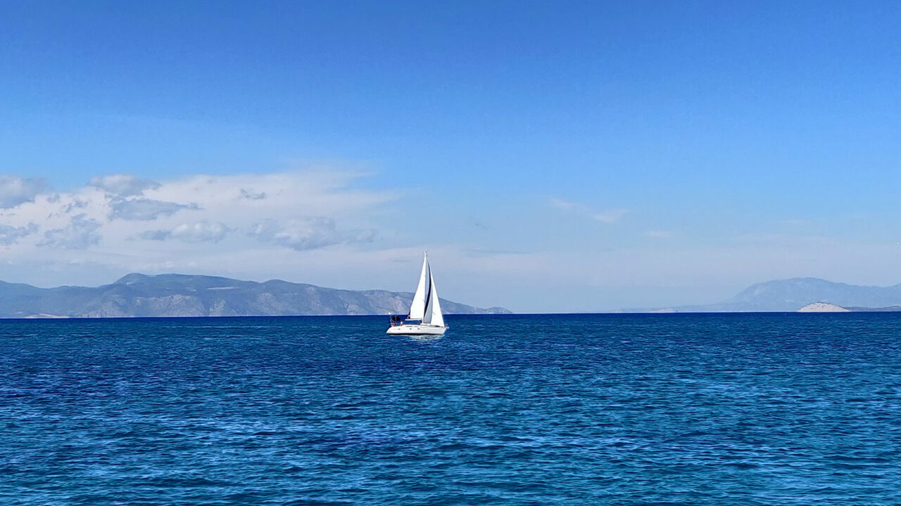 Segelboot im Saronischen Golf, Griechenland