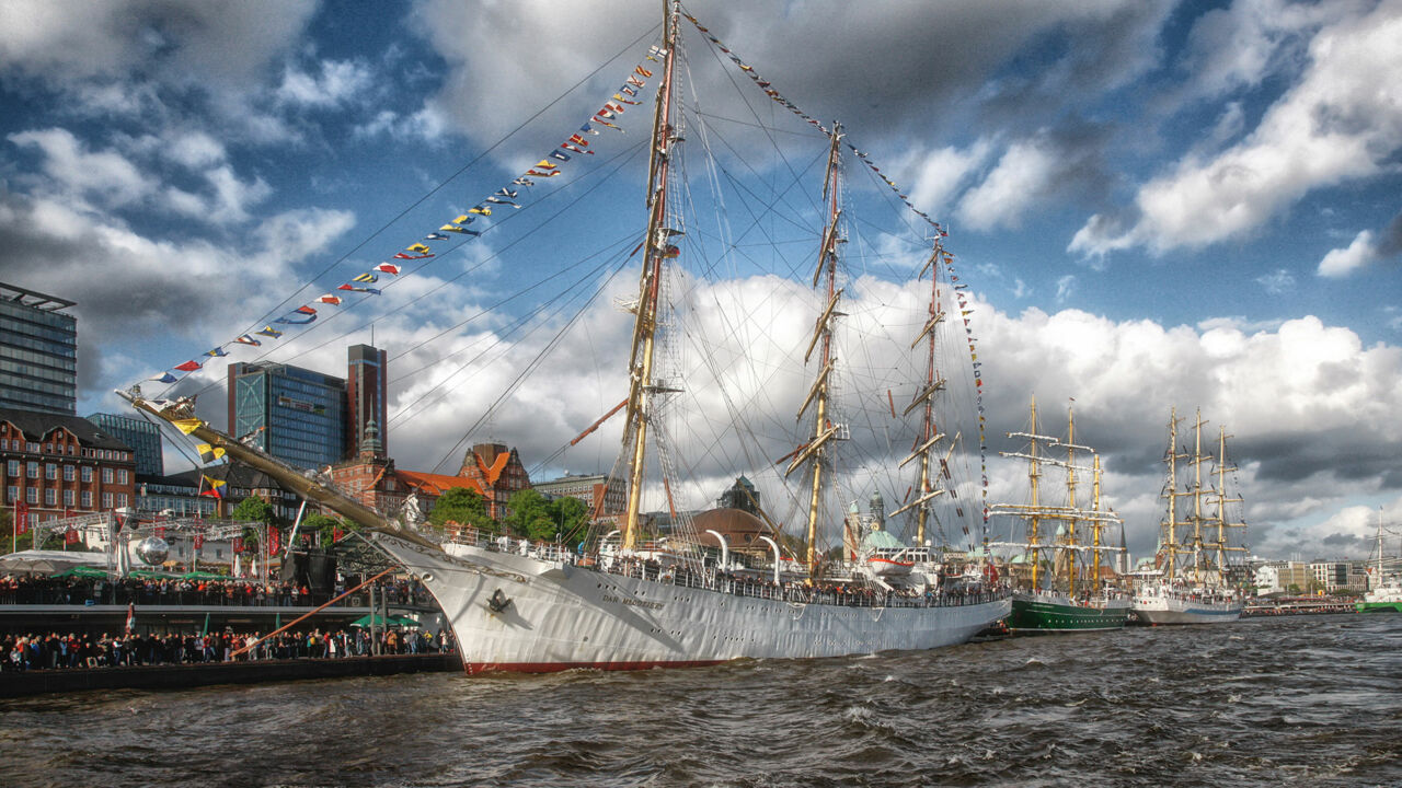 Blick von der Elbe zu den Landungsbrücken, traditionelle Segelschiffe, Hafengeburtstag