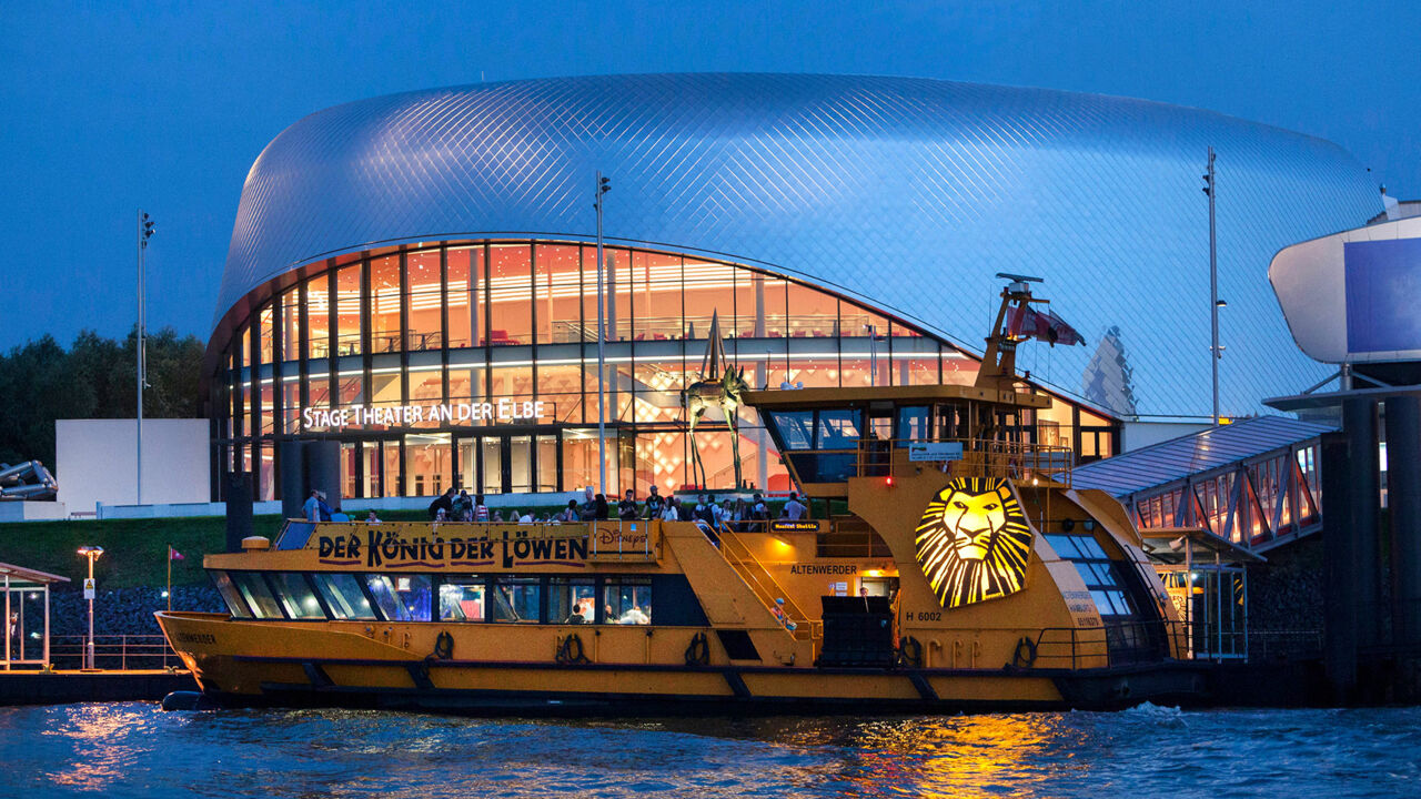 Stage Theater an der Elbe, beleuchtet