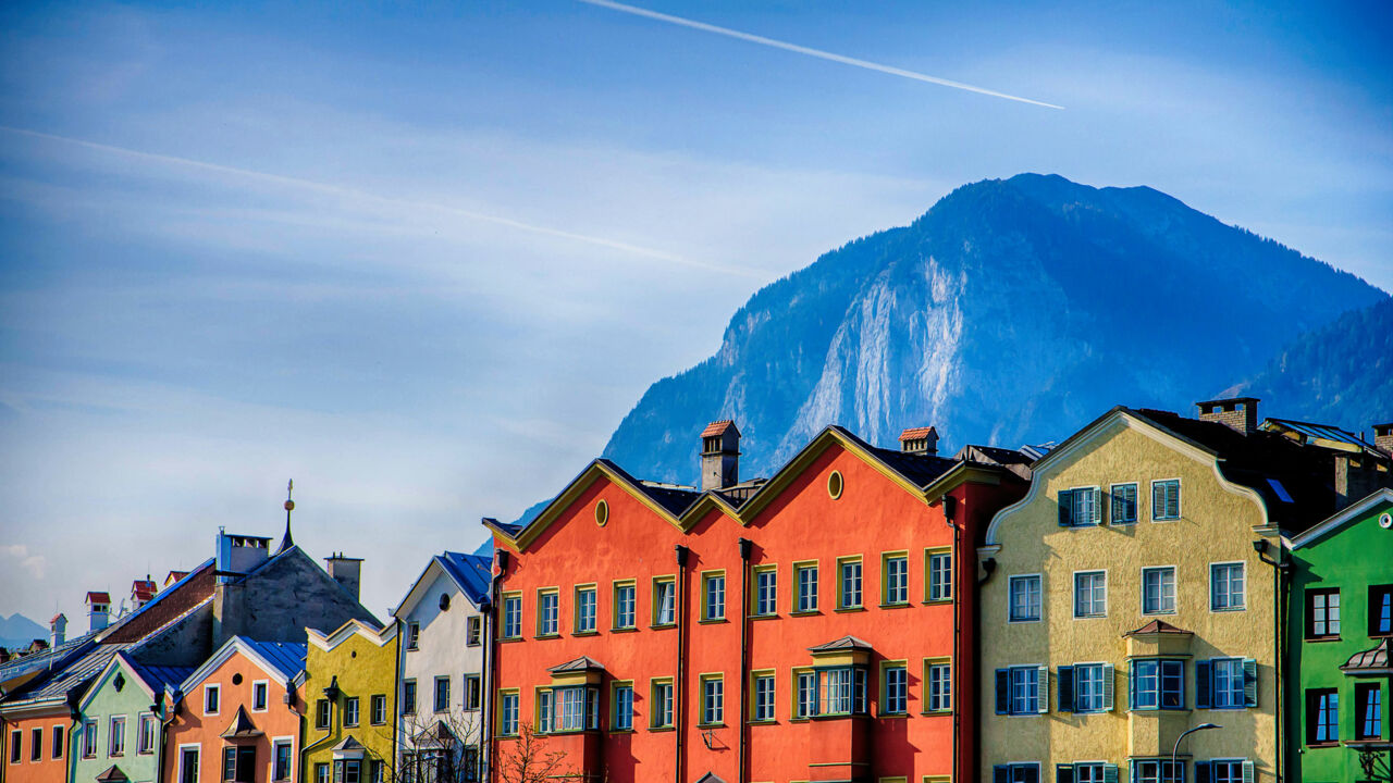 Innsbruck, Altstadt, Alpengipfel im Hintergrund