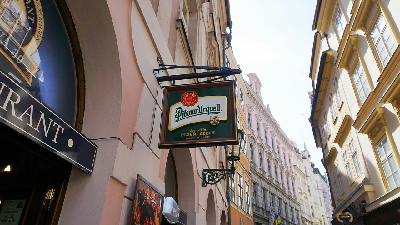 Pilsner-Urquell-Logo in der Stadt von Pilsen 