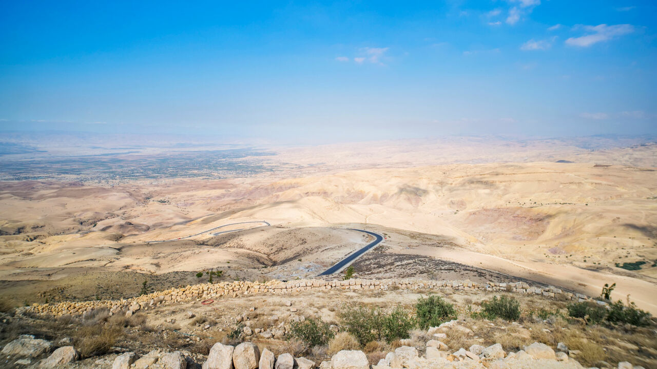 Blick vom Berg Nebo auf die umliegende jordanische Wüstenlandschaft