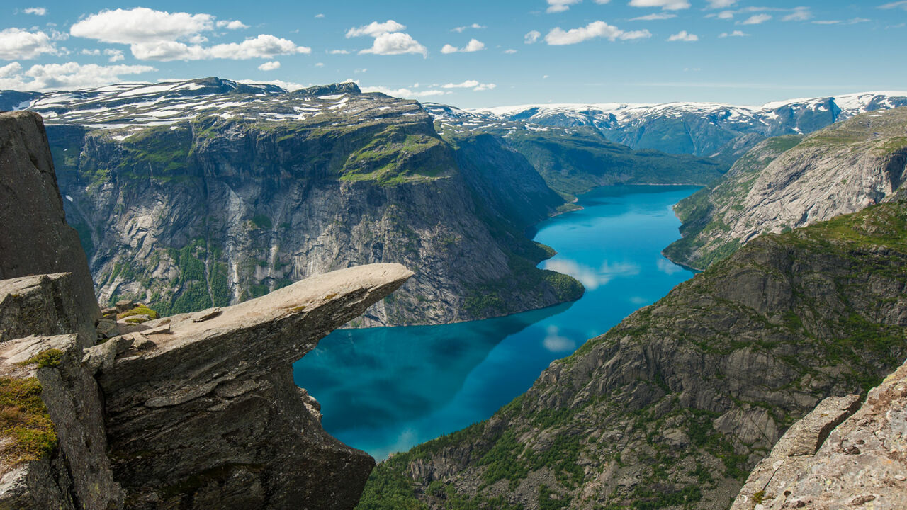 Spektakuläre Aussicht vom Felsvorsprung „Trolltunga“ am Hardangerfjord