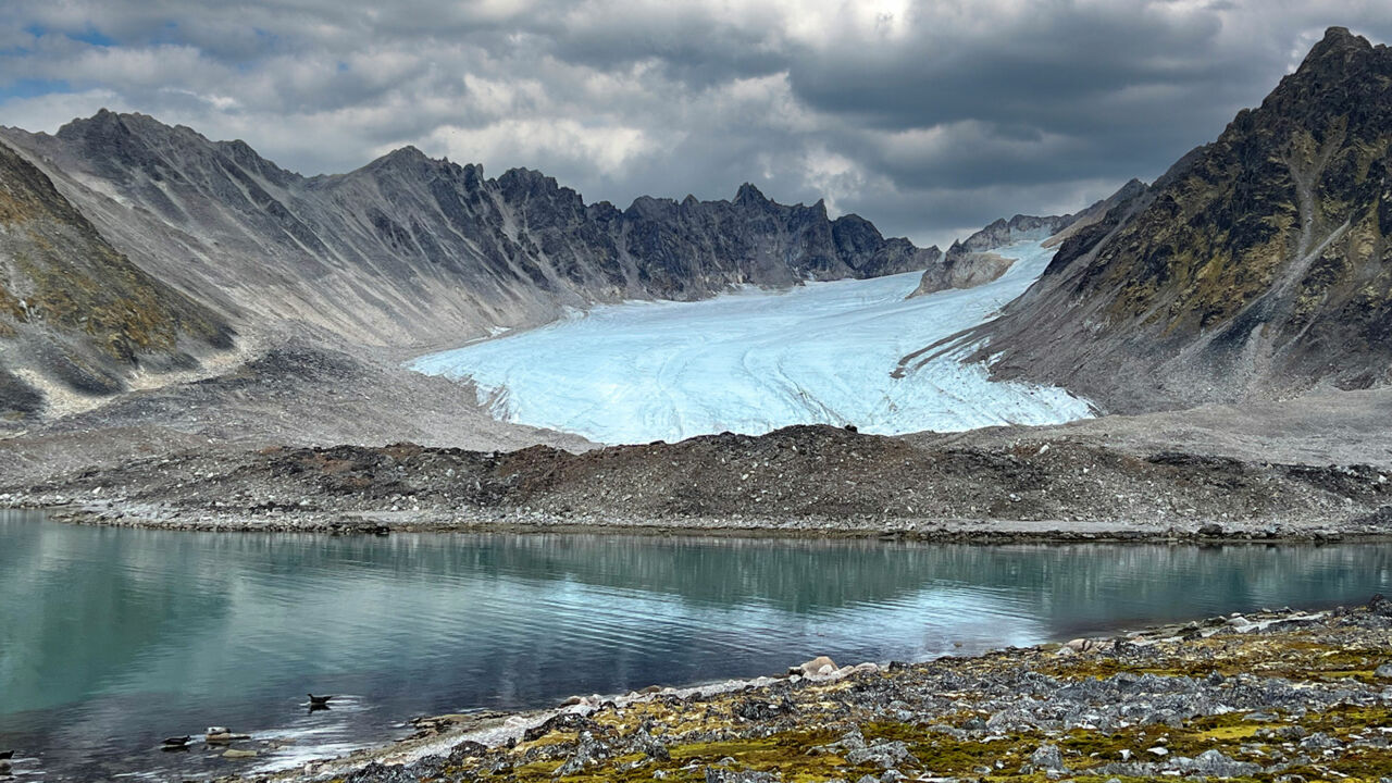Blau leuchtender Gletscher auf Spitzbergen
