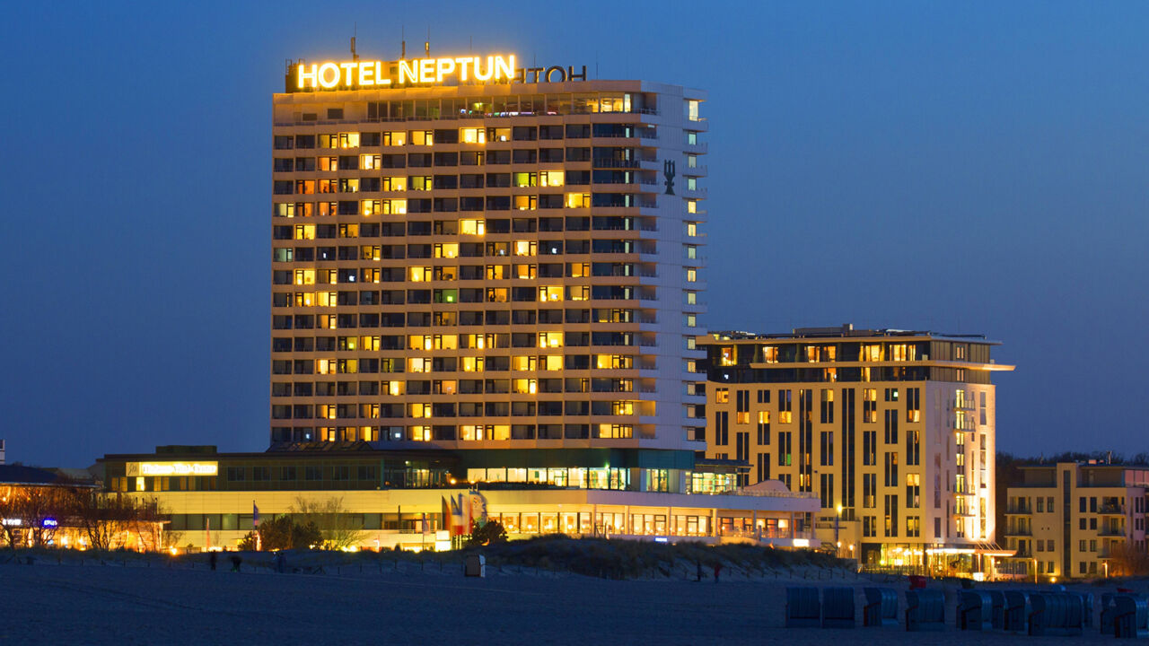 Das Hotel „Neptun“ am Strand von Rostock-Warnemünde