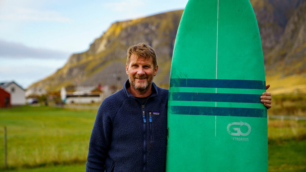 Tommy Olsen mit Surfbrett in Unstad