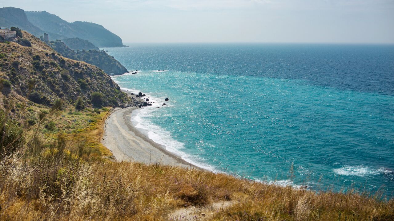 Steile Küsten am Playa de las Alberquillas an der Costa del Sol