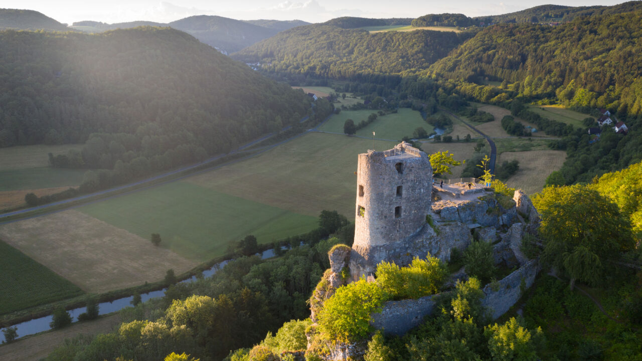 Blick auf die Burgruine Neideck