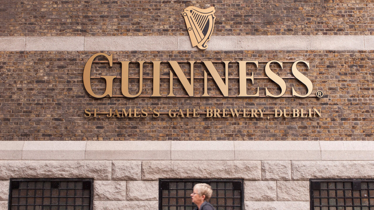 Die Backstein-Fassade des Guinness Storehouses in Dublin