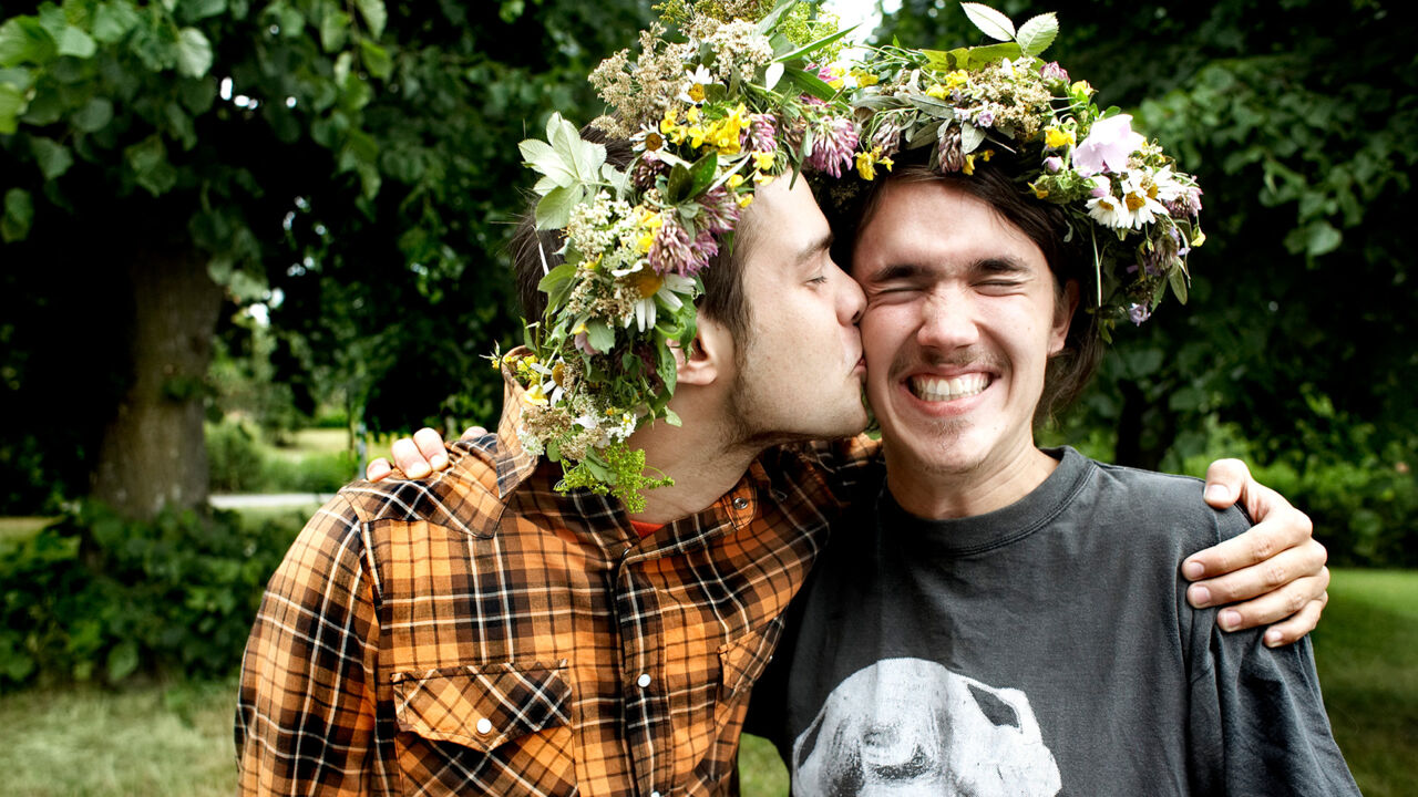 Schweden, junge Männer mit Blumenkranz, Mittsommer