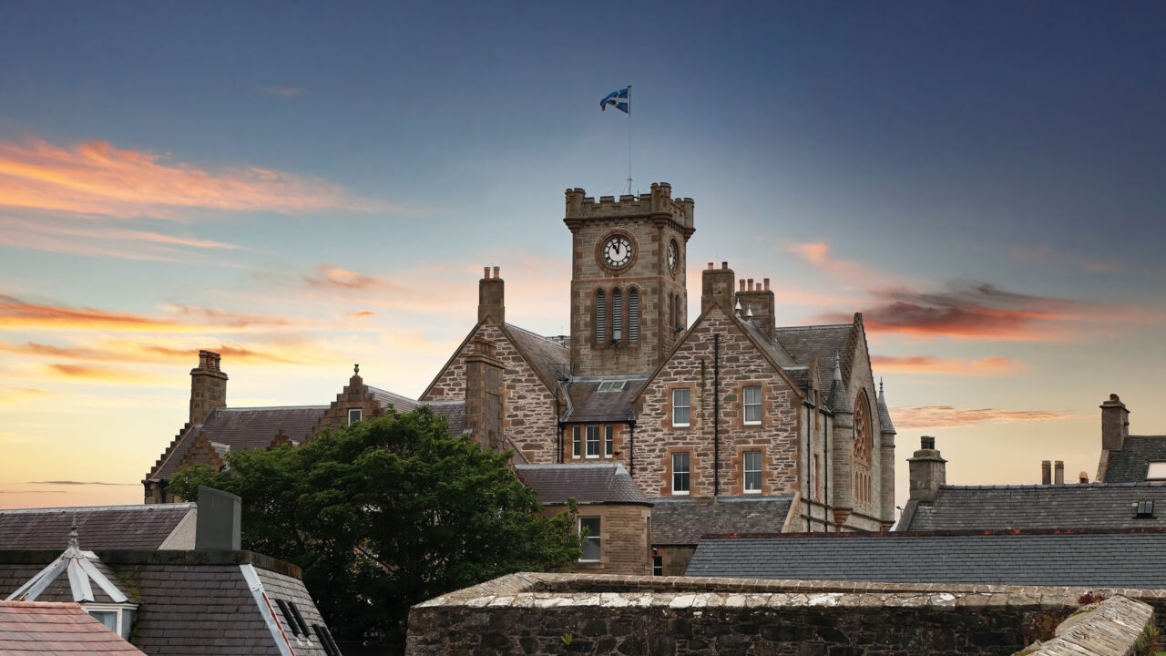 Blick auf das historische Rathaus von Lerwick, Shetland
