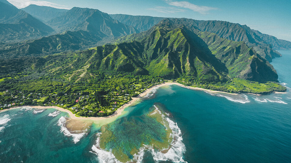 Blick auf die grünen Berge der Napali Coast auf Kauai