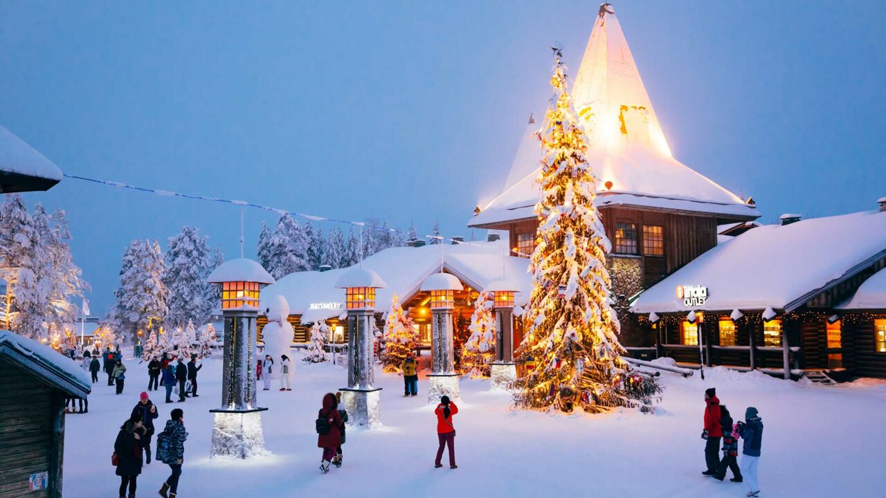 Schneebedeckte Straßen im finnischen Rovaniemi