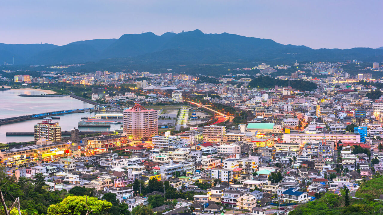 Nago von oben, Stadt auf den Okinawa-Inseln