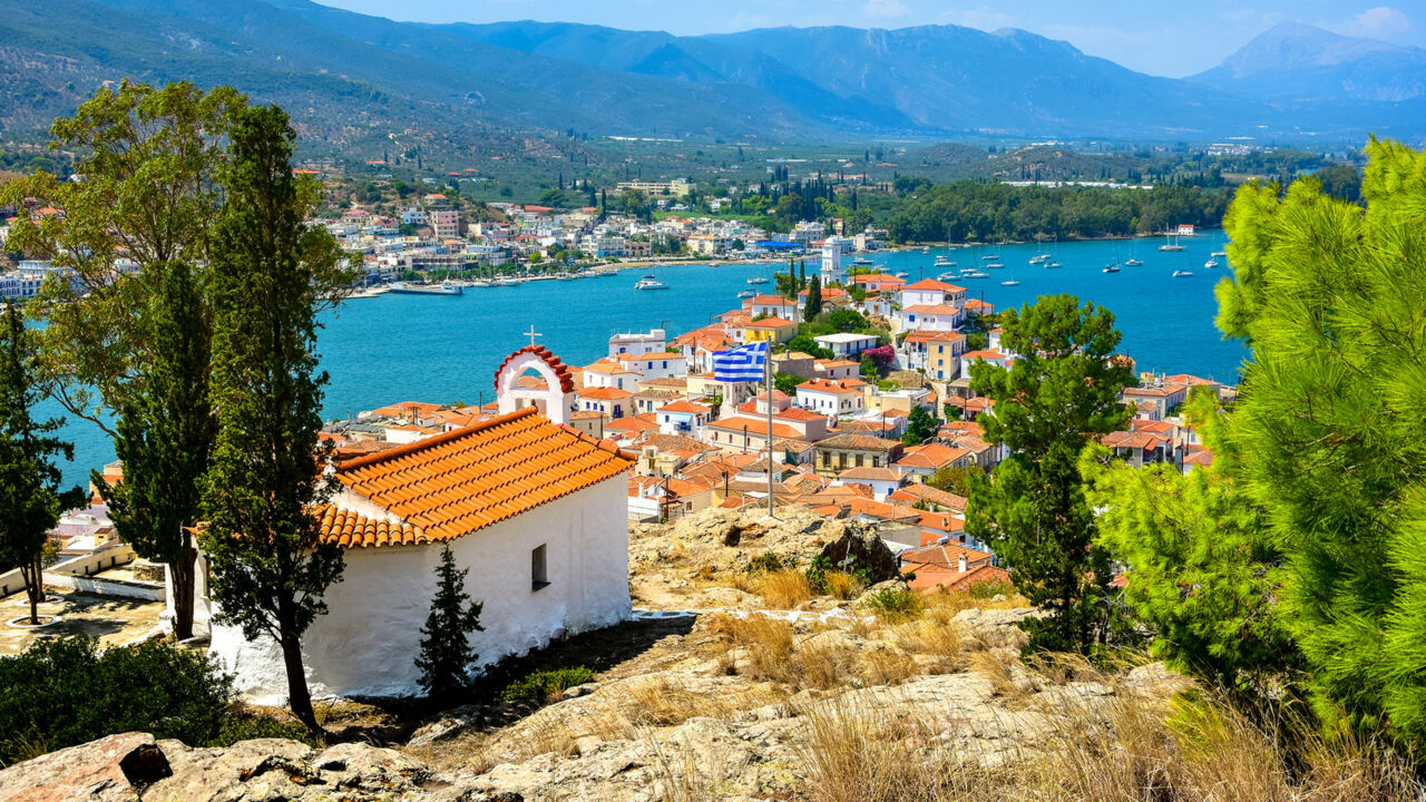 Blick auf die Saronische Insel Poros, Griechenland 