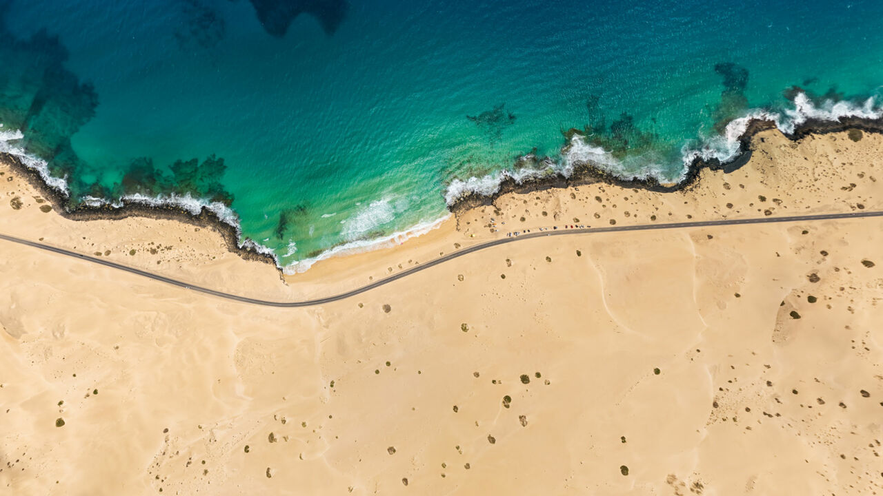 Drohnenaufnahme der Playa Alzada bei Corralejo