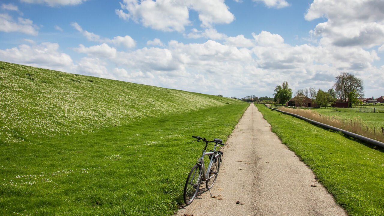 Ein Fahrrad steht entlang der Dollard Route in Ostfriesland