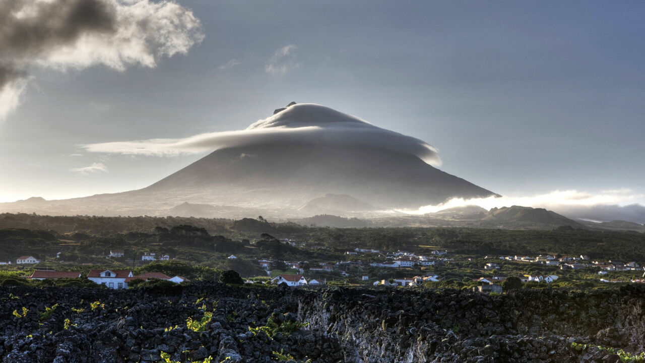 Wolken hängen am Gipfel des Ponta do Pico auf den Azoren