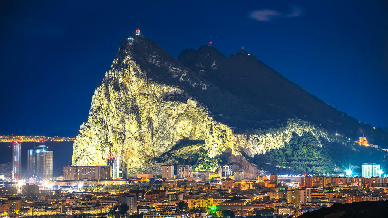 Beeindruckender Anblick: Der Fels von Gibraltar bei Nacht