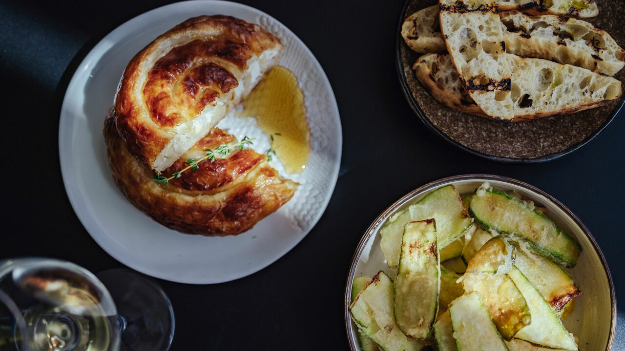 Gebäcke, frittierte Zuccini und Brot werden im „21 Grams“ gereicht.