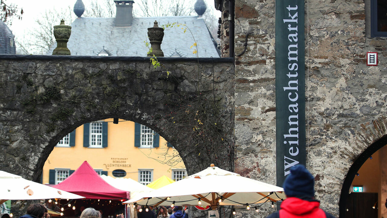 Der Weihnachtsmarkt auf Schloss Lüntenbeck findet vor historischer Kulisse statt. 