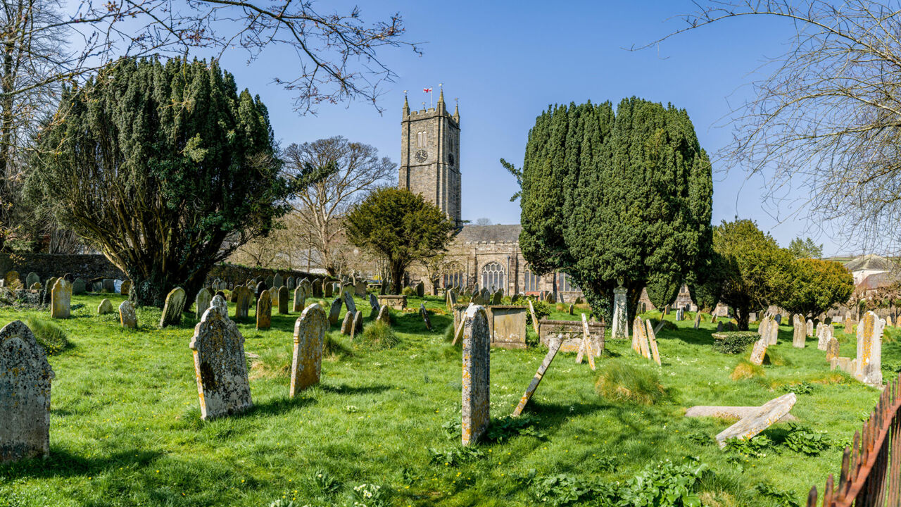 Kirche und Friedhof in Ashburton, im Dartmoor (England)