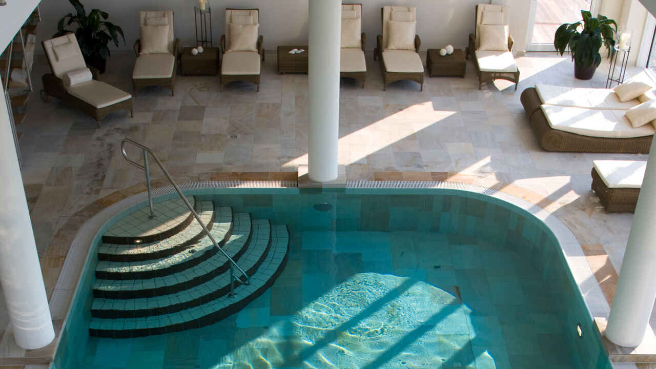 Blick auf den Pool im „Strandhotel Dünenmeer“