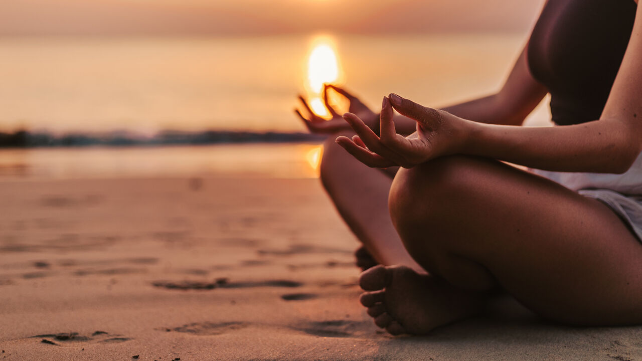 Nahaufnahme Yoga-Asana am Strand