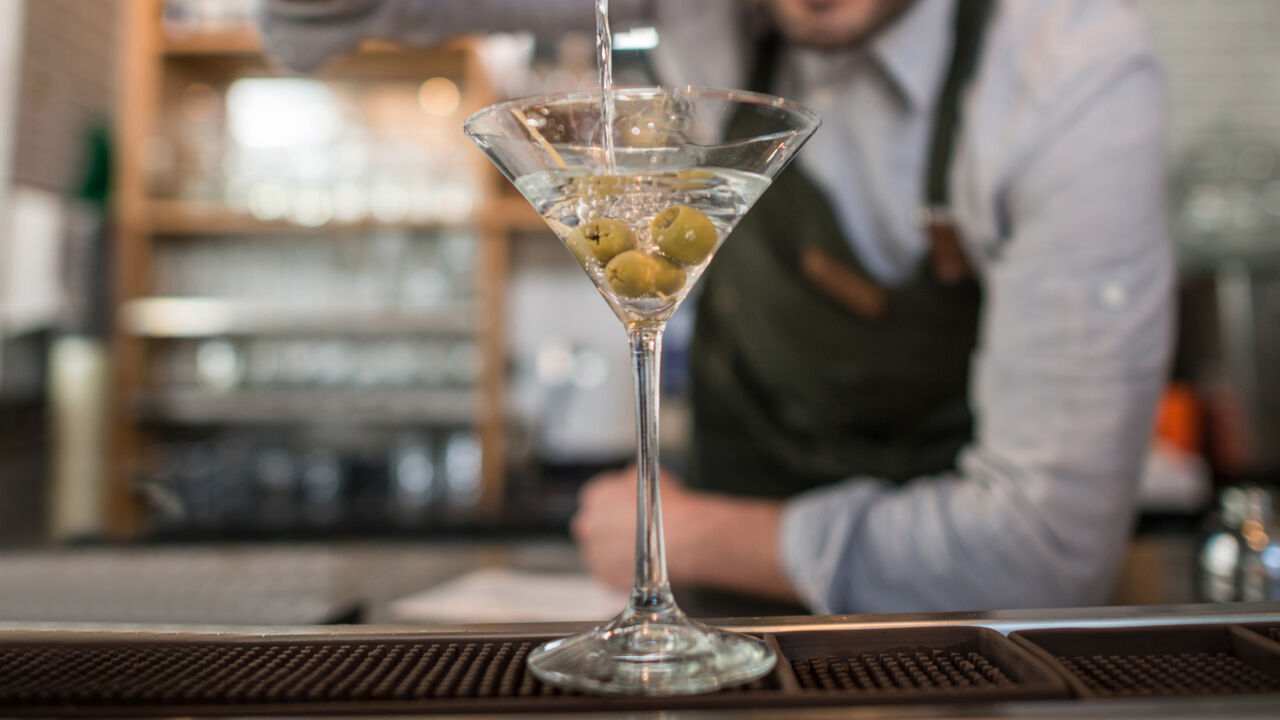 Ein Bartender serviert einen Martini