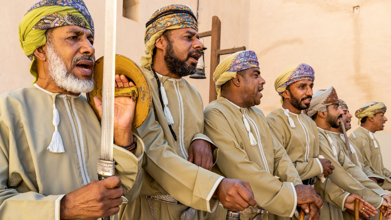 Männer tragen die traditionelle Tracht der Omaner