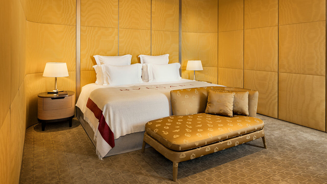 Ein goldenes Schlafzimmer im Bulgari-Hotel Rom