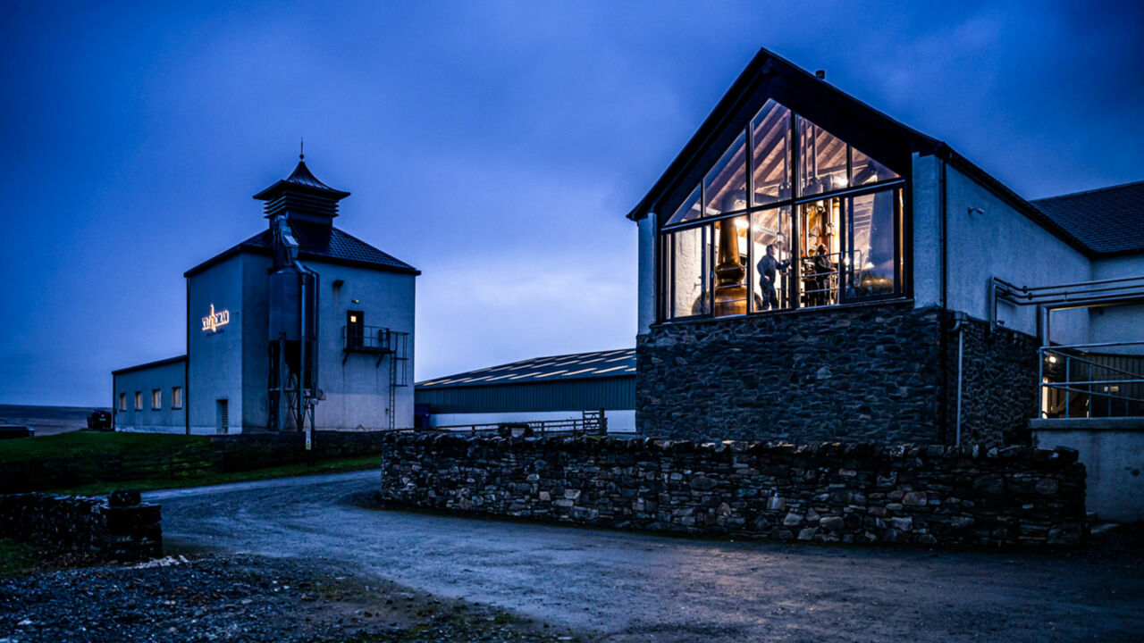 Die Kilchoman Destillerie am Abend von außen 