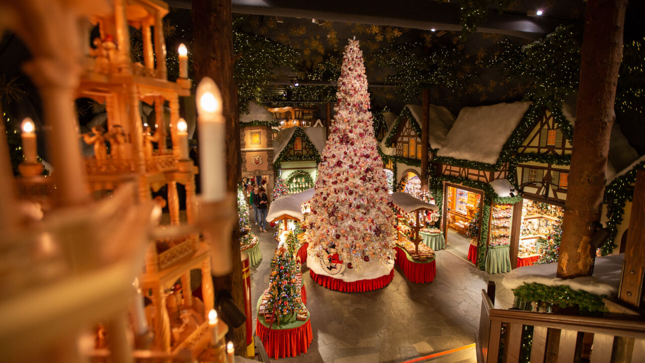 Das bunt geschmückte Weihnachtsdorf in Rothenburg ob der Tauber