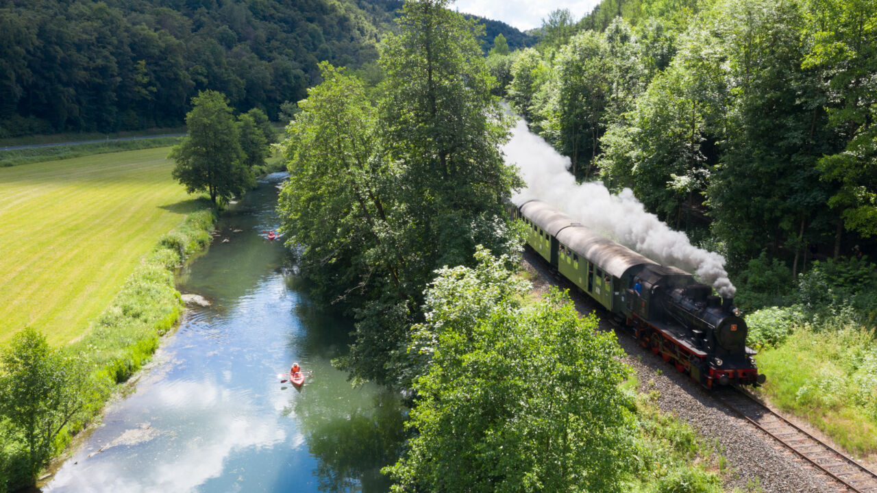 Kanutour und Museumsbahn Seite an Seite an der Wiesent 