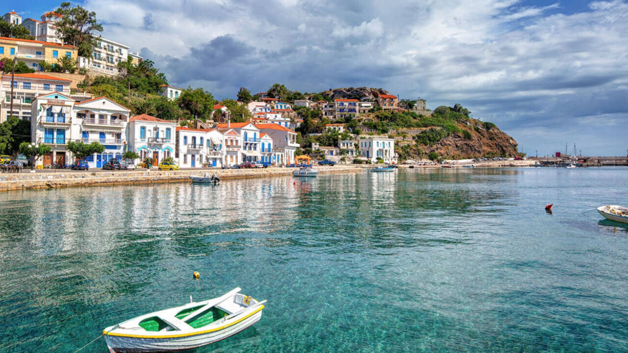 Traditionelles Fischerdorf auf der griechischen Insel Ikaria